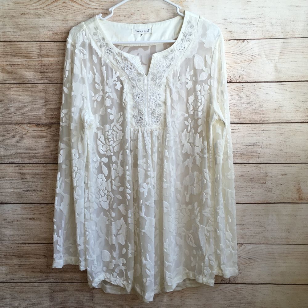 EXCELLENT CONDITION INDIGO SOUL SHEER WITH FLOCKED VELVET‎ TOP IN CREAM